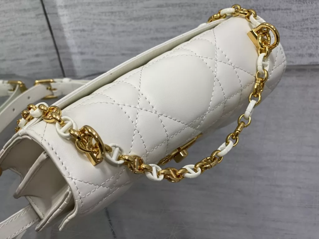 𝐃𝐢𝐨𝐫𝐌𝐢𝐬𝐬𝐂𝐚𝐫𝐨 Chain handbag open hang!! Hot all over the network 🤤 Not surprisingly, summer's favorite little bag 👍 It's still a classic rattan pattern logo, it's really eye-catching, with alternating metal links and enamel buckle links in the same color as leather shoulder straps ✔️ A completely divine existence, cute and salty, with a stunning appearance! The capacity of the inner compartment is sufficient for daily use, and can be used for cross body, one shoulder, or under the armpit 🉑 Size: 17.3 × thirteen × 7.5cm