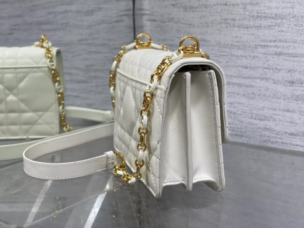 𝐃𝐢𝐨𝐫𝐌𝐢𝐬𝐬𝐂𝐚𝐫𝐨 Chain handbag open hang!! Hot all over the network 🤤 Not surprisingly, summer's favorite little bag 👍 It's still a classic rattan pattern logo, it's really eye-catching, with alternating metal links and enamel buckle links in the same color as leather shoulder straps ✔️ A completely divine existence, cute and salty, with a stunning appearance! The capacity of the inner compartment is sufficient for daily use, and can be used for cross body, one shoulder, or under the armpit 🉑 Size: 17.3 × thirteen × 7.5cm