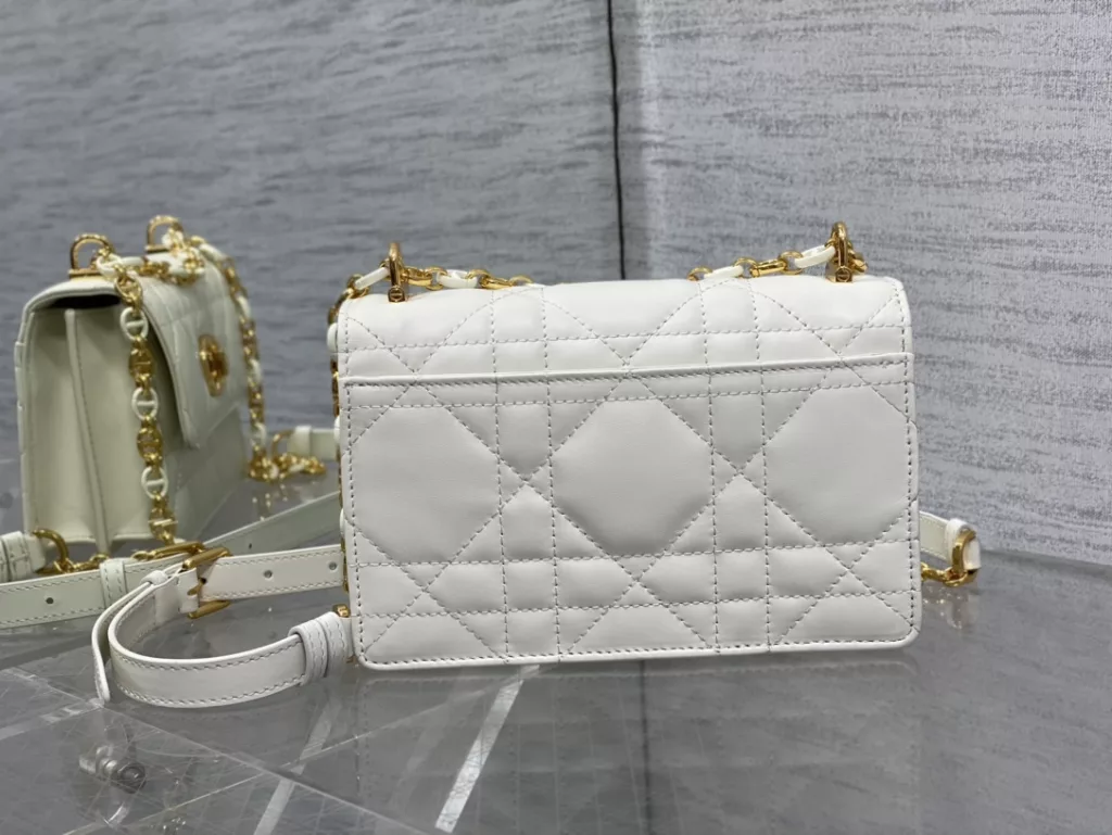 𝐃𝐢𝐨𝐫𝐌𝐢𝐬𝐬𝐂𝐚𝐫𝐨 Chain handbag open hang!! Hot all over the network 🤤 Not surprisingly, summer's favorite little bag 👍 It's still a classic rattan pattern logo, it's really eye-catching, with alternating metal links and enamel buckle links in the same color as leather shoulder straps ✔️ A completely divine existence, cute and salty, with a stunning appearance! The capacity of the inner compartment is sufficient for daily use, and can be used for cross body, one shoulder, or under the armpit 🉑 Size: 17.3 × thirteen × 7.5cm