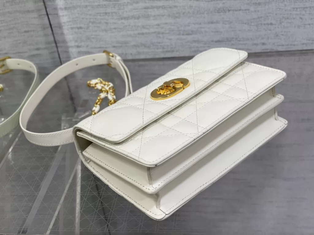 𝐃𝐢𝐨𝐫𝐌𝐢𝐬𝐬𝐂𝐚𝐫𝐨 Chain handbag open hang!! Hot all over the network 🤤 Not surprisingly, summer's favorite little bag 👍 It's still a classic rattan pattern logo, it's really eye-catching, with alternating metal links and enamel buckle links in the same color as leather shoulder straps ✔️ A completely divine existence, cute and salty, with a stunning appearance! The capacity of the inner compartment is sufficient for daily use, and can be used for cross body, one shoulder, or under the armpit 🉑 Size: 17.3 × thirteen × 7.5cm