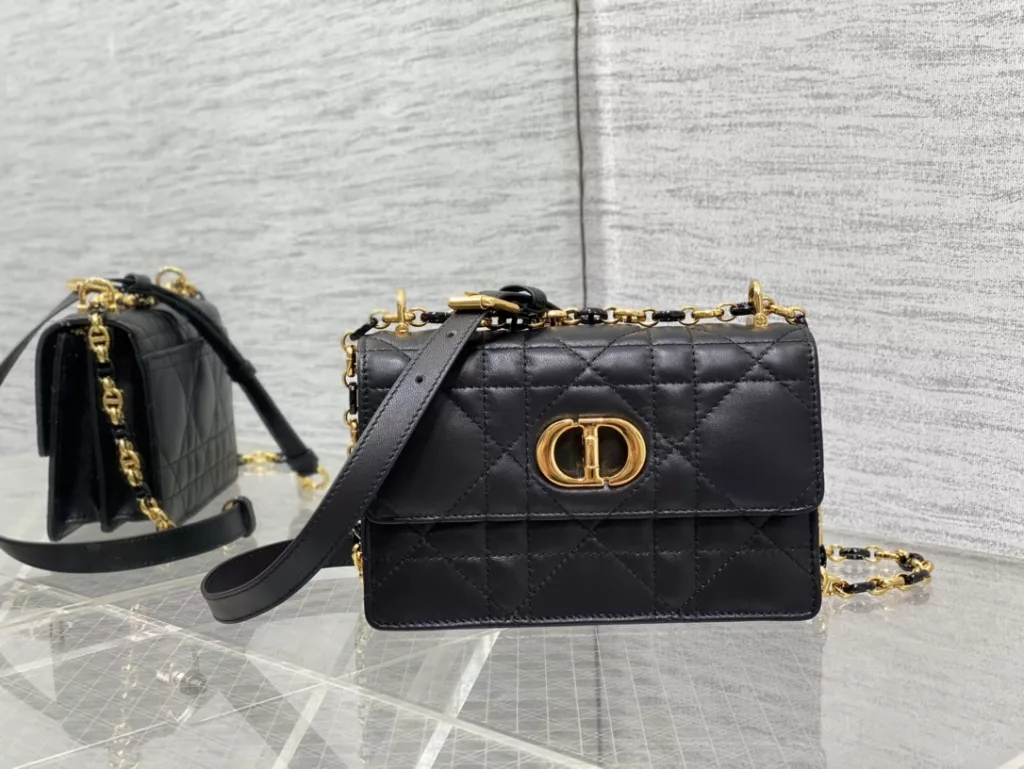 𝐃𝐢𝐨𝐫𝐌𝐢𝐬𝐬𝐂𝐚𝐫𝐨 Chain handbag open hang!! Hot all over the network 🤤 Not surprisingly, summer's favorite little bag 👍 It's still a classic rattan pattern logo, it's really eye-catching, with alternating metal links and enamel buckle links in the same color as leather shoulder straps ✔️ A completely divine existence, cute and salty, with a stunning appearance! The capacity of the inner compartment is sufficient for daily use, and can be used for cross body, one shoulder, or under the armpit 🉑 Size: 17.3 × thirteen × 7.5cm