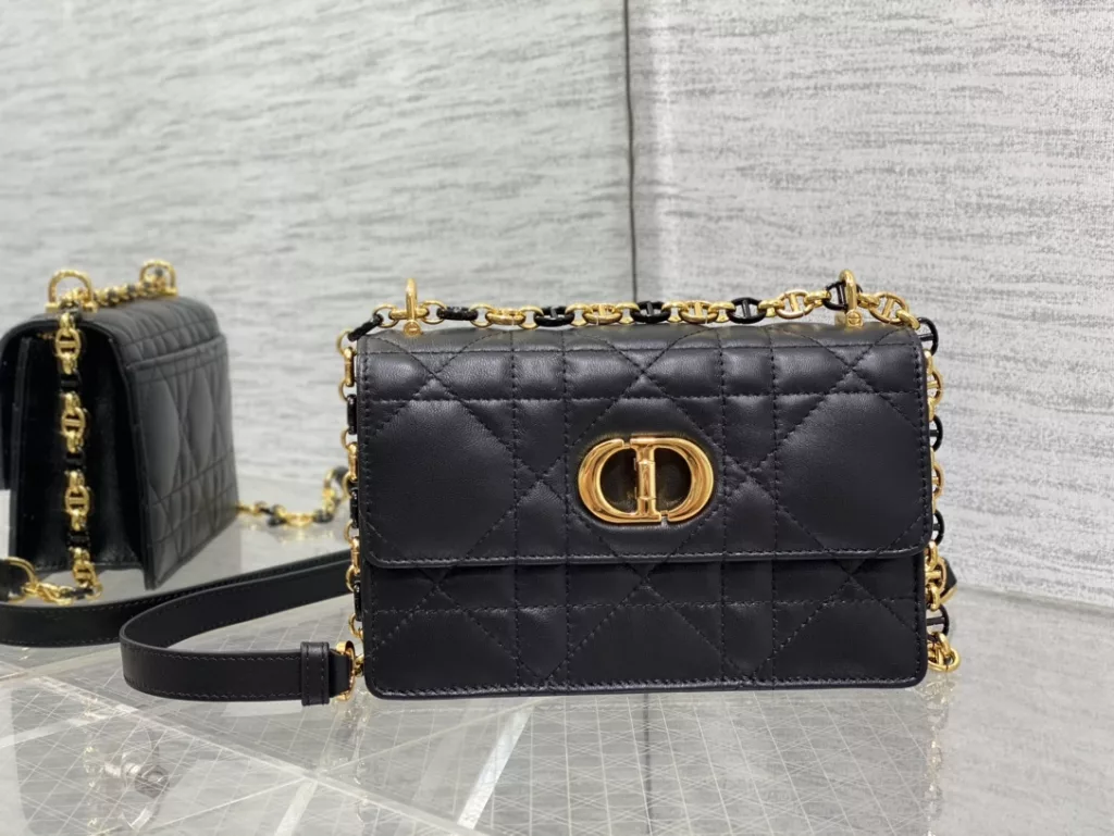 𝐃𝐢𝐨𝐫𝐌𝐢𝐬𝐬𝐂𝐚𝐫𝐨 Chain handbag open hang!! Hot all over the network 🤤 Not surprisingly, summer's favorite little bag 👍 It's still a classic rattan pattern logo, it's really eye-catching, with alternating metal links and enamel buckle links in the same color as leather shoulder straps ✔️ A completely divine existence, cute and salty, with a stunning appearance! The capacity of the inner compartment is sufficient for daily use, and can be used for cross body, one shoulder, or under the armpit 🉑 Size: 17.3 × thirteen × 7.5cm
