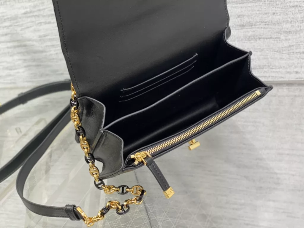 𝐃𝐢𝐨𝐫𝐌𝐢𝐬𝐬𝐂𝐚𝐫𝐨 Chain handbag open hang!! Hot all over the network 🤤 Not surprisingly, summer's favorite little bag 👍 It's still a classic rattan pattern logo, it's really eye-catching, with alternating metal links and enamel buckle links in the same color as leather shoulder straps ✔️ A completely divine existence, cute and salty, with a stunning appearance! The capacity of the inner compartment is sufficient for daily use, and can be used for cross body, one shoulder, or under the armpit 🉑 Size: 17.3 × thirteen × 7.5cm