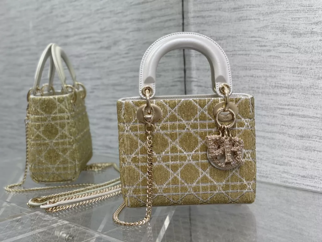 Lady's latest limited edition handmade beaded princess bag, a must-have three compartment small bag for everyone 😍。 Charming, elegant, and full of grandeur 💃🏻， The crossbody handle is also full of feminine charm and classic fashion style. Don't miss the beautiful bag that comes with ins and many fashionable icons ❤️ Size: 17cm