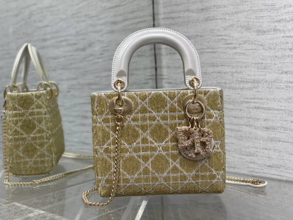 Lady's latest limited edition handmade beaded princess bag, a must-have three compartment small bag for everyone 😍。 Charming, elegant, and full of grandeur 💃🏻， The crossbody handle is also full of feminine charm and classic fashion style. Don't miss the beautiful bag that comes with ins and many fashionable icons ❤️ Size: 17cm
