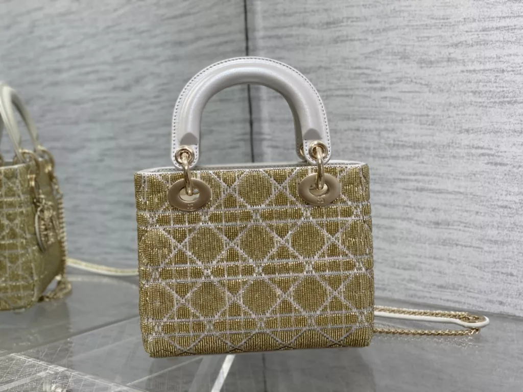 Lady's latest limited edition handmade beaded princess bag, a must-have three compartment small bag for everyone 😍。 Charming, elegant, and full of grandeur 💃🏻， The crossbody handle is also full of feminine charm and classic fashion style. Don't miss the beautiful bag that comes with ins and many fashionable icons ❤️ Size: 17cm