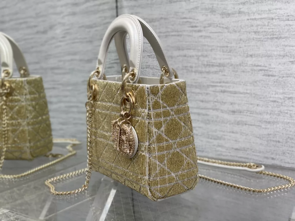 Lady's latest limited edition handmade beaded princess bag, a must-have three compartment small bag for everyone 😍。 Charming, elegant, and full of grandeur 💃🏻， The crossbody handle is also full of feminine charm and classic fashion style. Don't miss the beautiful bag that comes with ins and many fashionable icons ❤️ Size: 17cm