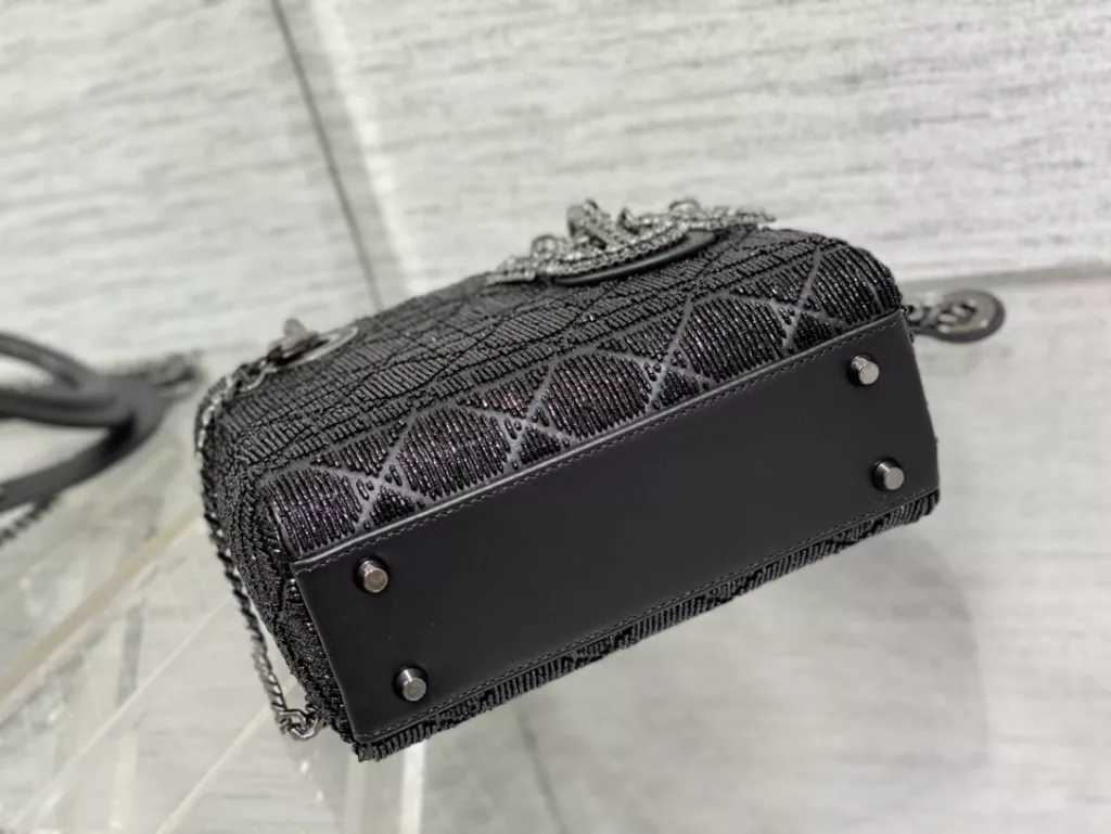 Lady's latest limited edition handmade beaded princess bag, a must-have three compartment small bag for everyone 😍。 Charming, elegant, and full of grandeur 💃🏻， The crossbody handle is also full of feminine charm and classic fashion style. Don't miss the beautiful bag that comes with ins and many fashionable icons ❤️ Size: 17cm