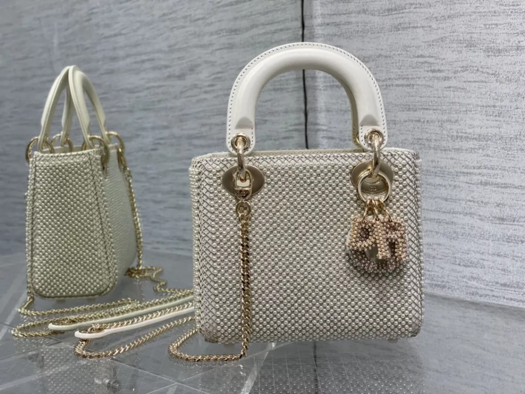 Lady's latest limited edition handmade beaded princess bag, a must-have three compartment small bag for everyone 😍。 Charming, elegant, and full of grandeur 💃🏻， The crossbody handle is also full of feminine charm and classic fashion style. Don't miss the beautiful bag that comes with ins and many fashionable icons ❤️ Size: 17cm