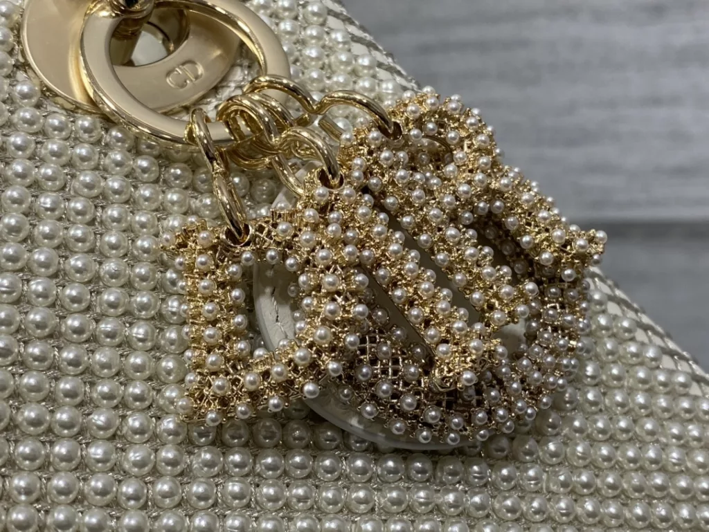 Lady's latest limited edition handmade beaded princess bag, a must-have three compartment small bag for everyone 😍。 Charming, elegant, and full of grandeur 💃🏻， The crossbody handle is also full of feminine charm and classic fashion style. Don't miss the beautiful bag that comes with ins and many fashionable icons ❤️ Size: 17cm
