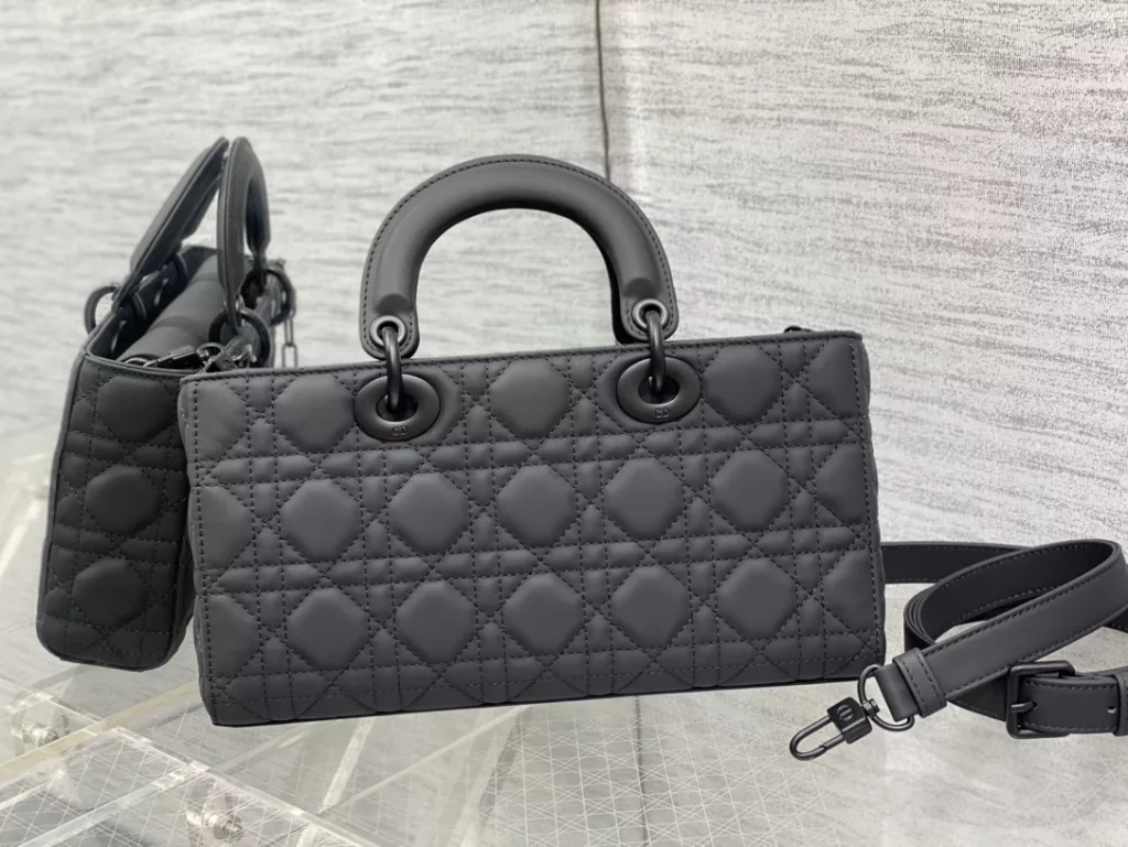 Original leather lining with cashmere ✔️ The all-new D-joy returns strongly, with the rhythm of a popular model 🔥， The bag comes with two shoulder straps and multiple carrying methods 🙋🏻‍♀️， The upper body is both beautiful and stylish, with a classic rhombic design 🥅， Pair with soft sheepskin for elegance and fashion 🌿 Size: 26 * 6 * 14cm