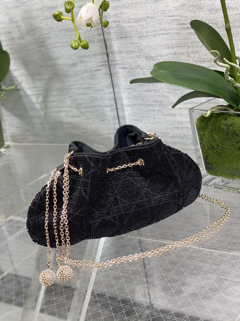 Dream's latest limited edition drawstring bag and bead tube bag, a must-have small bag for everyone 😍。 Charming, elegant, and full of grandeur 💃🏻， The crossbody handle is also full of feminine charm and classic fashion style. Don't miss the beautiful bag that comes with ins and many fashionable icons ❤️ Size: 26 * 14 * 11cm