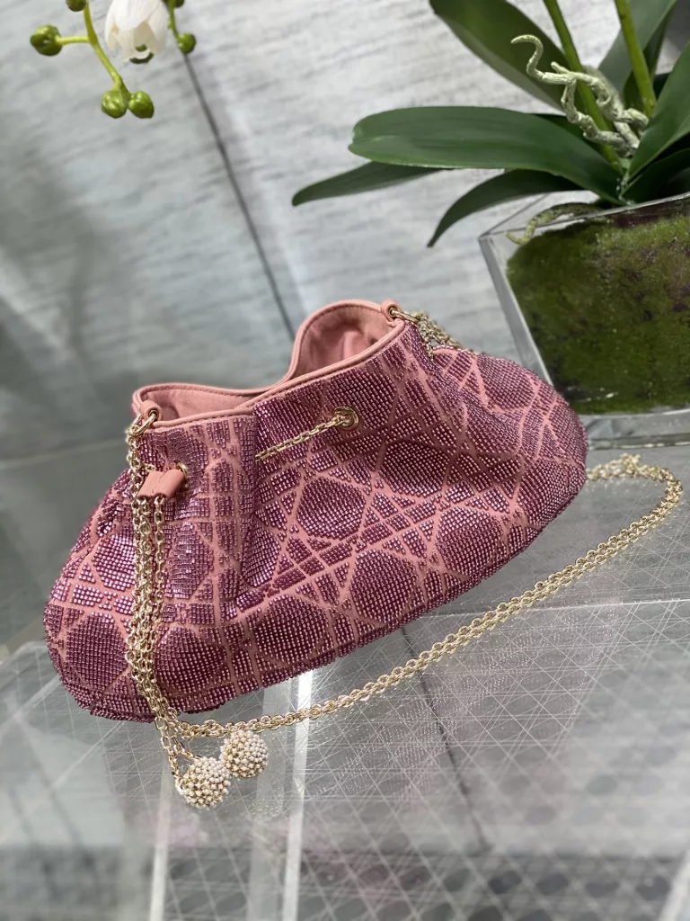 Dream's latest limited edition drawstring bag and bead tube bag, a must-have small bag for everyone 😍。 Charming, elegant, and full of grandeur 💃🏻， The crossbody handle is also full of feminine charm and classic fashion style. Don't miss the beautiful bag that comes with ins and many fashionable icons ❤️ Size: 26 * 14 * 11cm