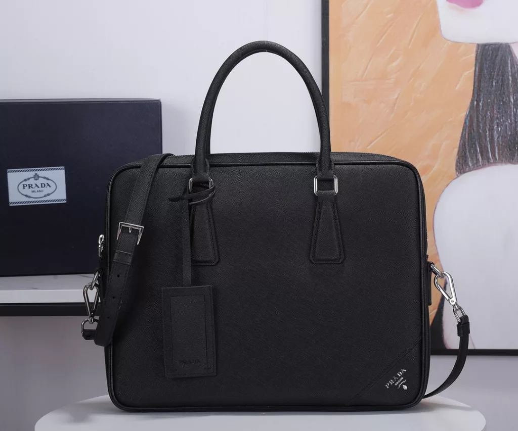 Prada 2VE368-9 Men's briefcase is made of Italian imported lychee covskin with contrasting color stitching design inside sheepskin mix fabric lining with double pockets and double mobile phone bag with 165 foundry code with shoulder strap   size 36*28*4cm