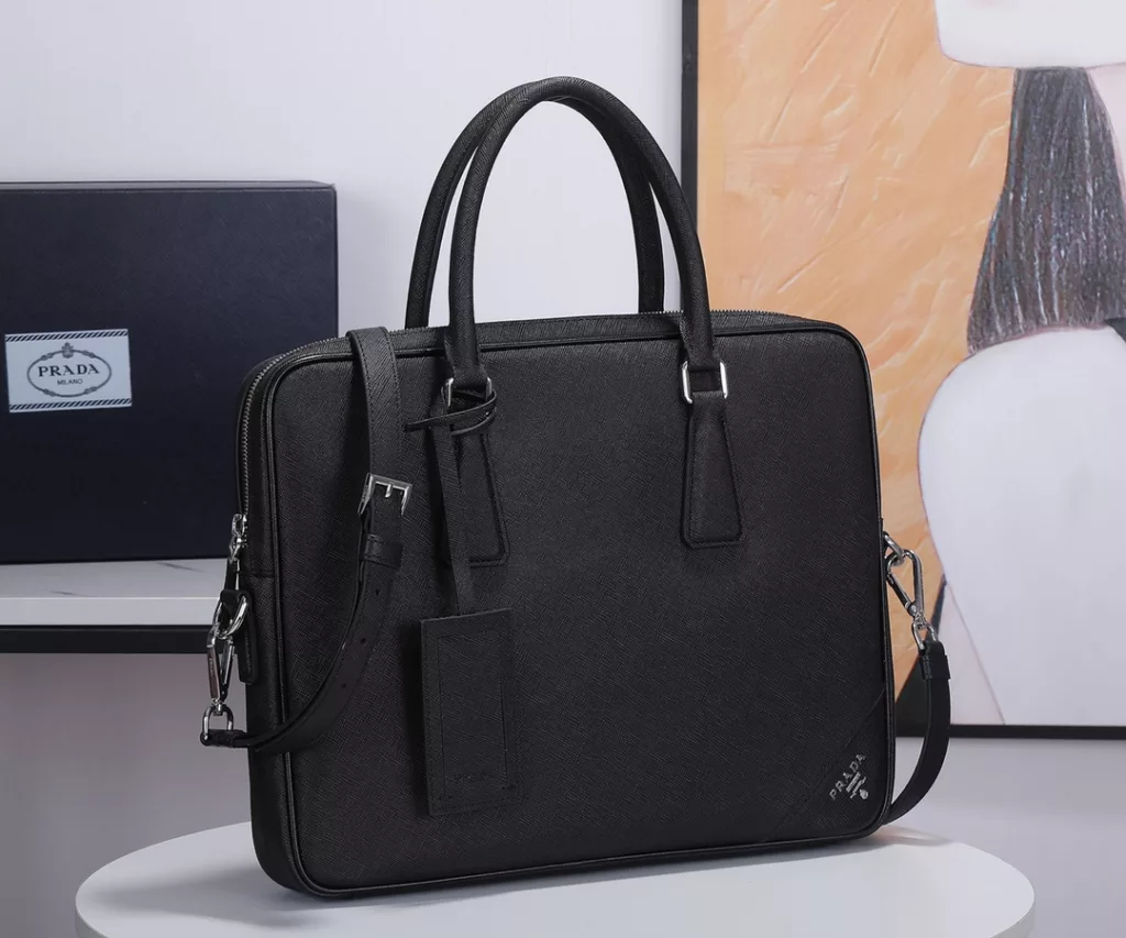 Prada 2VE368-9 Men's briefcase is made of Italian imported lychee covskin with contrasting color stitching design inside sheepskin mix fabric lining with double pockets and double mobile phone bag with 165 foundry code with shoulder strap   size 36*28*4cm