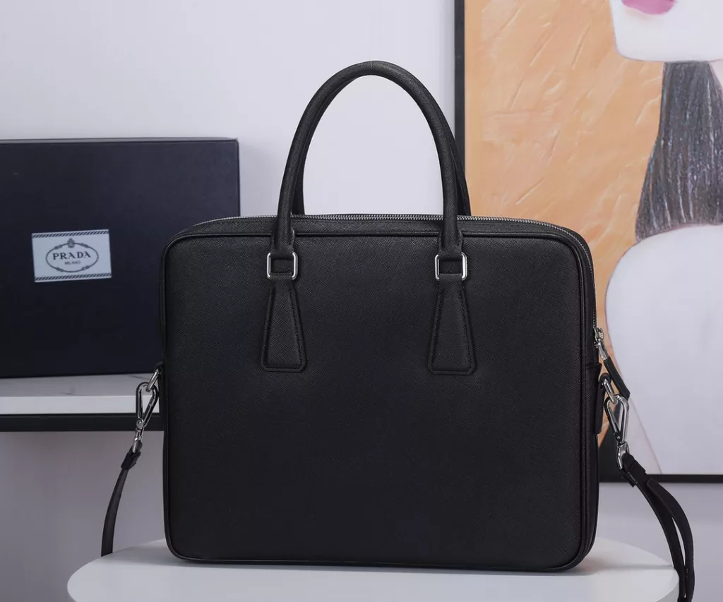 Prada 2VE368-9 Men's briefcase is made of Italian imported lychee covskin with contrasting color stitching design inside sheepskin mix fabric lining with double pockets and double mobile phone bag with 165 foundry code with shoulder strap   size 36*28*4cm