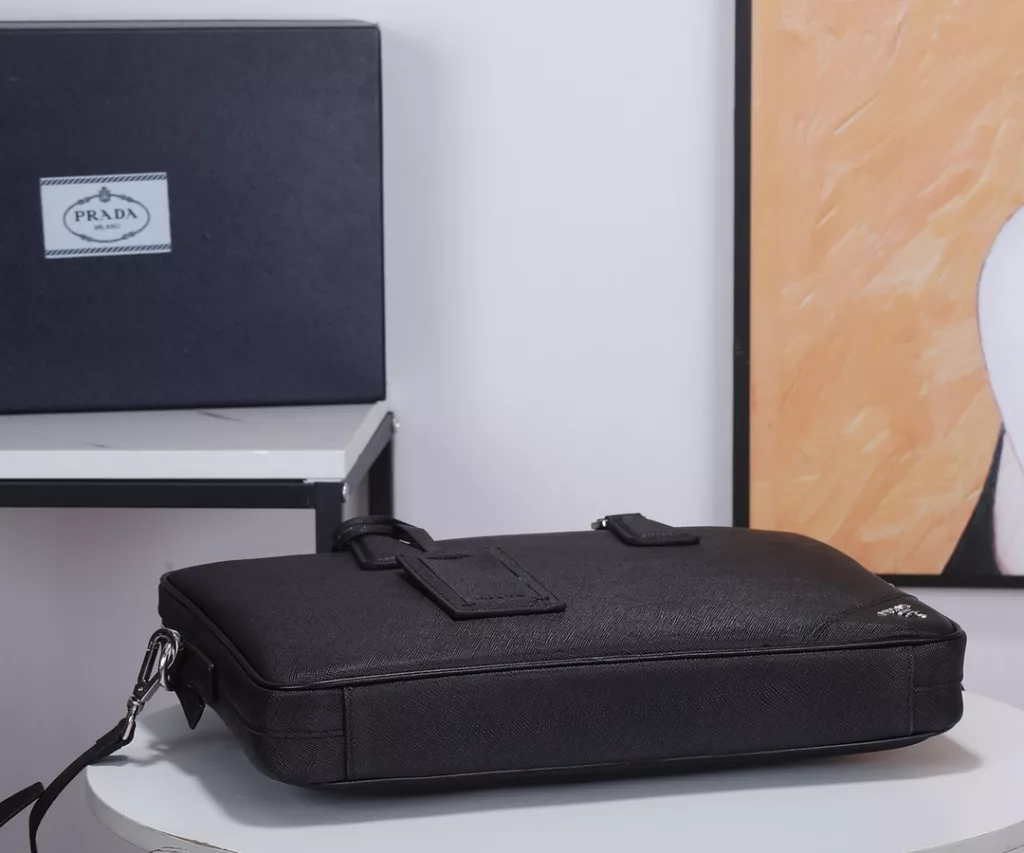 Prada 2VE368-9 Men's briefcase is made of Italian imported lychee covskin with contrasting color stitching design inside sheepskin mix fabric lining with double pockets and double mobile phone bag with 165 foundry code with shoulder strap   size 36*28*4cm