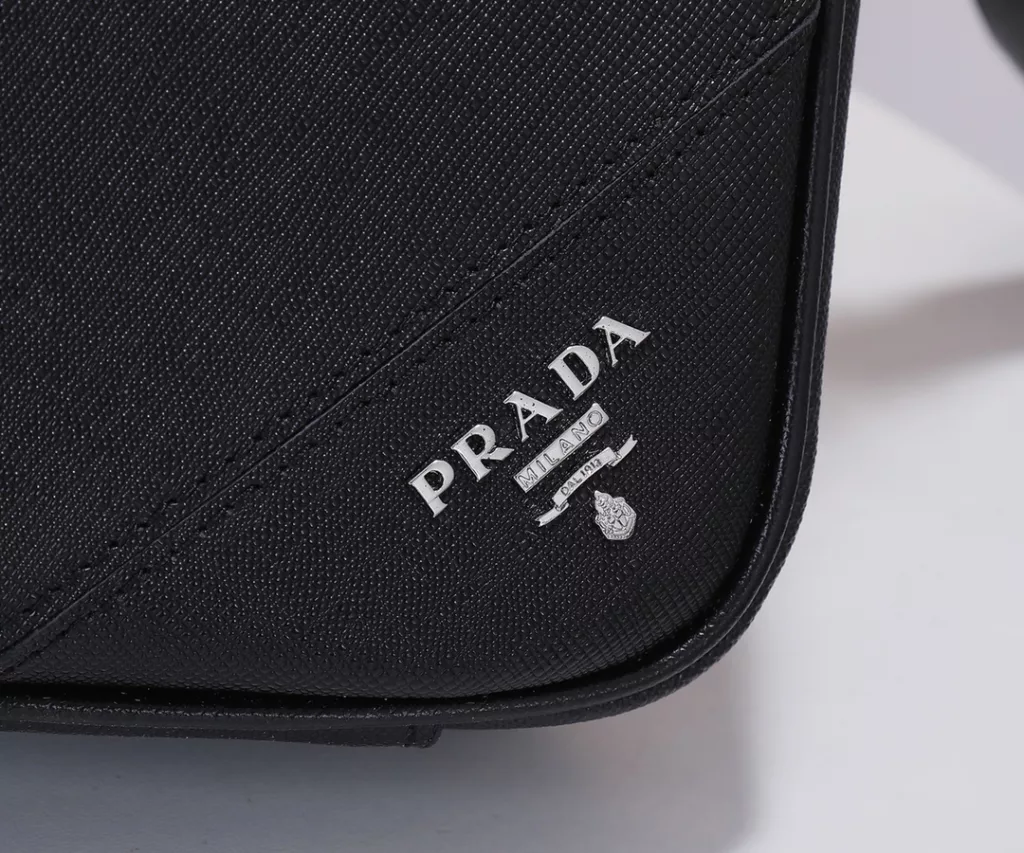 Prada 2VE368-9 Men's briefcase is made of Italian imported lychee covskin with contrasting color stitching design inside sheepskin mix fabric lining with double pockets and double mobile phone bag with 165 foundry code with shoulder strap   size 36*28*4cm