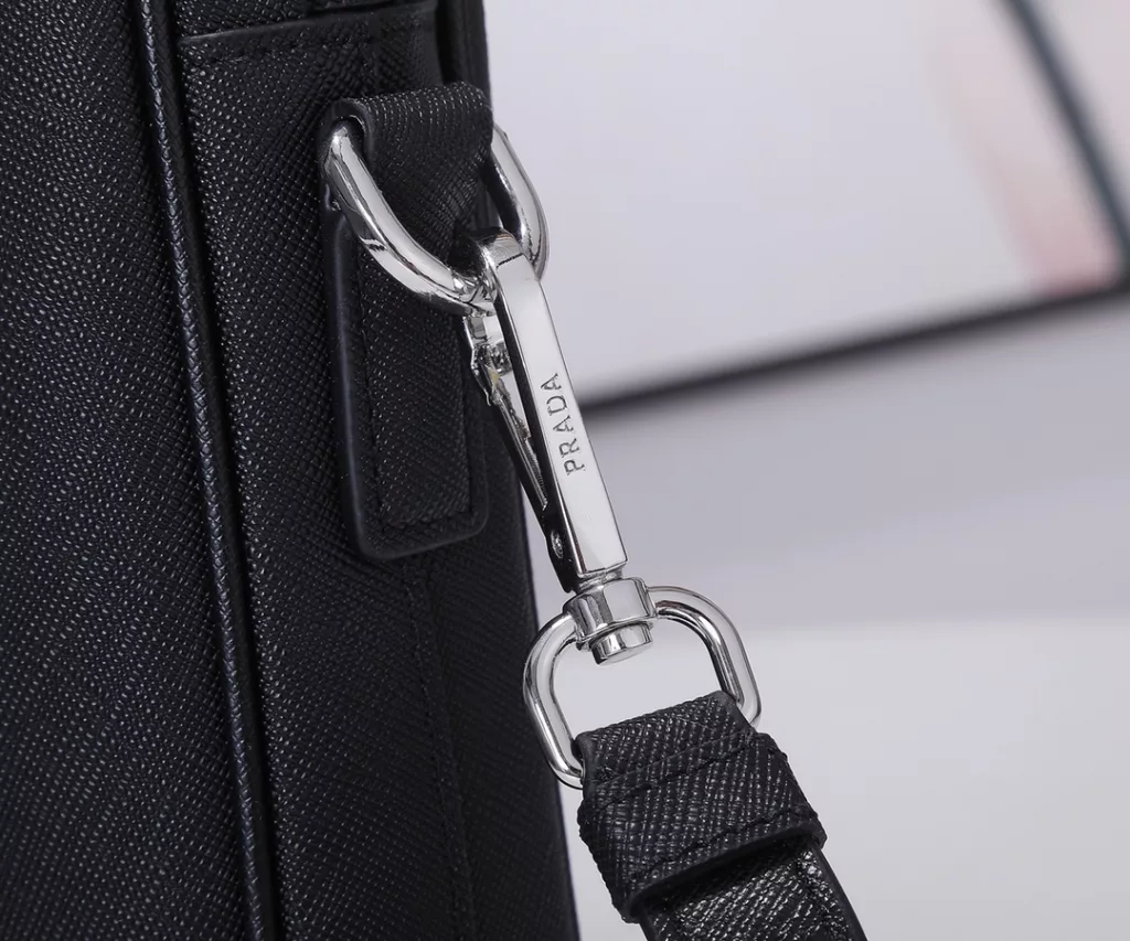 Prada 2VE368-9 Men's briefcase is made of Italian imported lychee covskin with contrasting color stitching design inside sheepskin mix fabric lining with double pockets and double mobile phone bag with 165 foundry code with shoulder strap   size 36*28*4cm