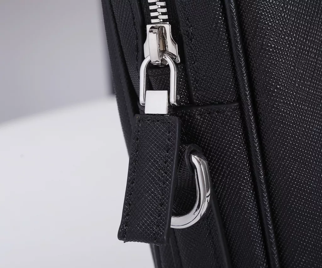 Prada 2VE368-9 Men's briefcase is made of Italian imported lychee covskin with contrasting color stitching design inside sheepskin mix fabric lining with double pockets and double mobile phone bag with 165 foundry code with shoulder strap   size 36*28*4cm