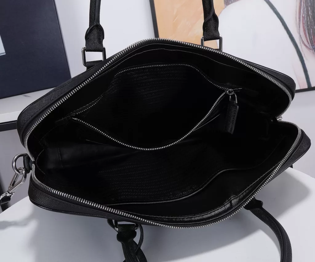 Prada 2VE368-9 Men's briefcase is made of Italian imported lychee covskin with contrasting color stitching design inside sheepskin mix fabric lining with double pockets and double mobile phone bag with 165 foundry code with shoulder strap   size 36*28*4cm