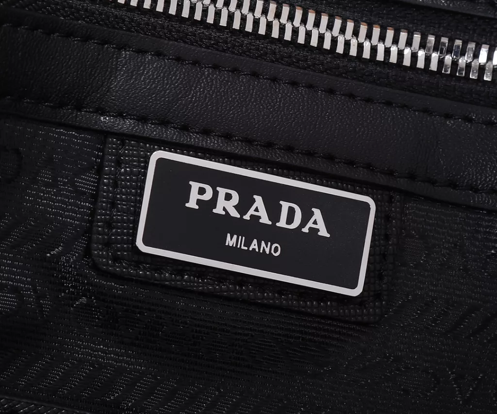 Prada 2VE368-9 Men's briefcase is made of Italian imported lychee covskin with contrasting color stitching design inside sheepskin mix fabric lining with double pockets and double mobile phone bag with 165 foundry code with shoulder strap   size 36*28*4cm