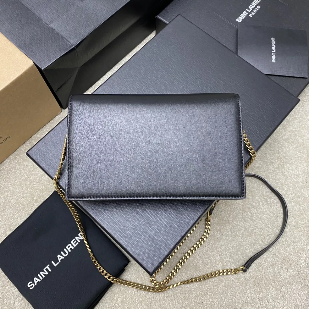 Black sheepskin/goldNew LE CASSANDRE smooth leather envelope chain wallet, made of imported Italian lambskin, feel soft! Flip wallet on the front, decorated with three-color metal logo is super beautiful! Inside LECASSANDRE: Six card slots, a banknote slot, a main compartment, a zipper change bag, practical and stylish!Model: 743050【 Original leather 】Size: 19x12.5x3.5cm