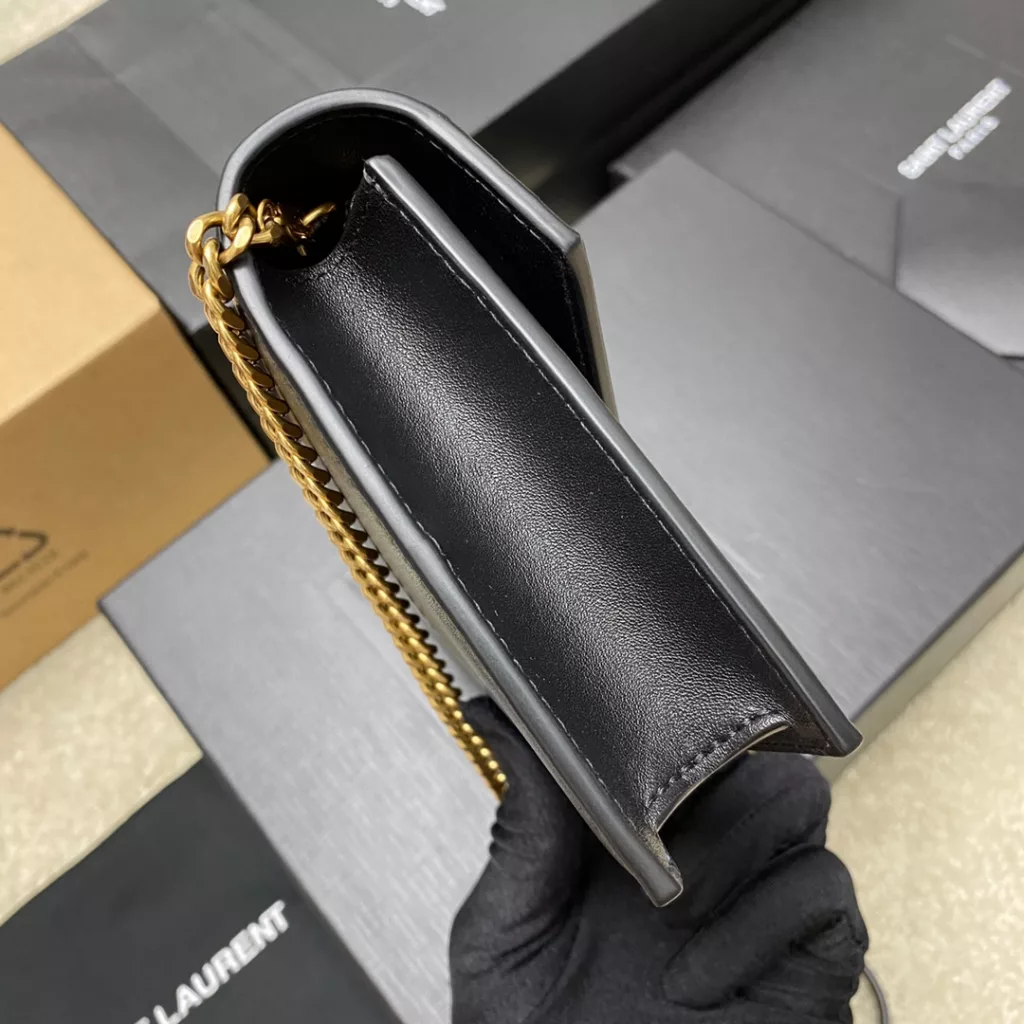 Black sheepskin/goldNew LE CASSANDRE smooth leather envelope chain wallet, made of imported Italian lambskin, feel soft! Flip wallet on the front, decorated with three-color metal logo is super beautiful! Inside LECASSANDRE: Six card slots, a banknote slot, a main compartment, a zipper change bag, practical and stylish!Model: 743050【 Original leather 】Size: 19x12.5x3.5cm