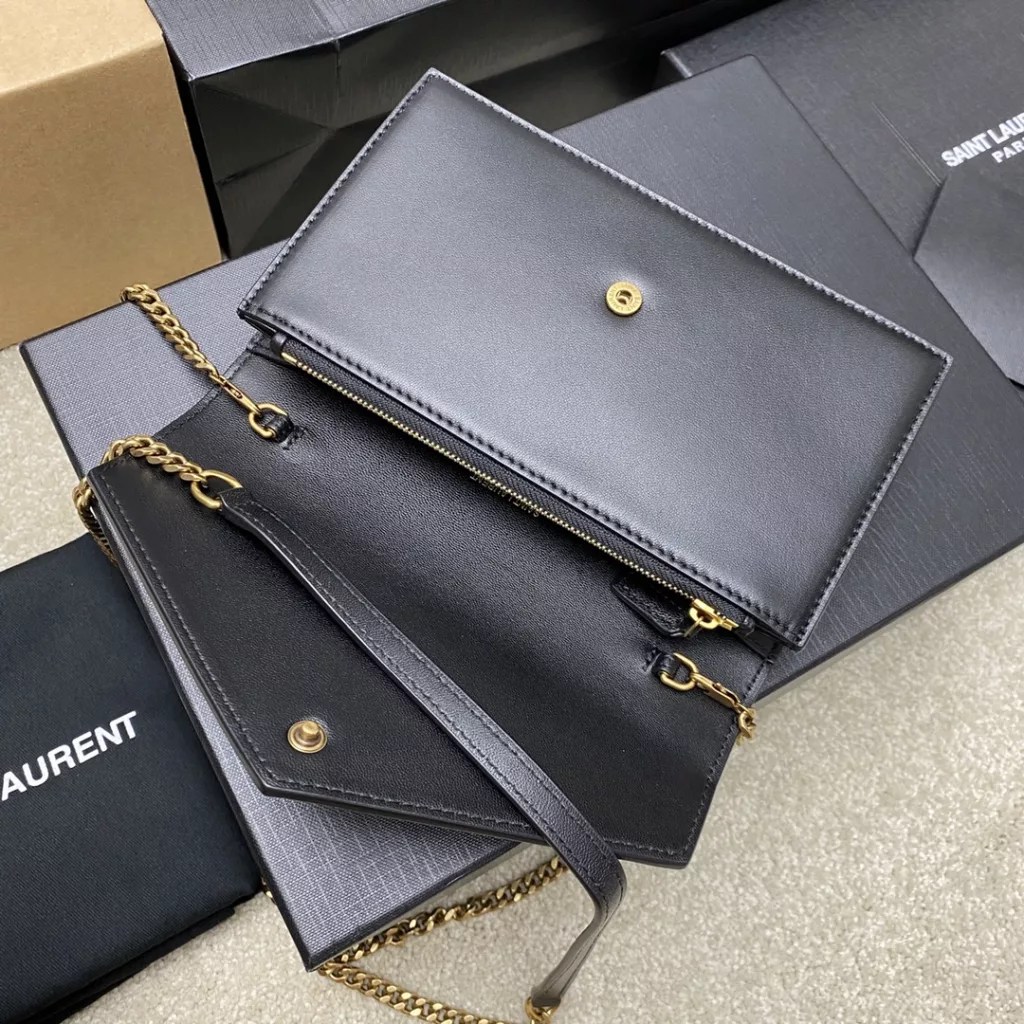 Black sheepskin/goldNew LE CASSANDRE smooth leather envelope chain wallet, made of imported Italian lambskin, feel soft! Flip wallet on the front, decorated with three-color metal logo is super beautiful! Inside LECASSANDRE: Six card slots, a banknote slot, a main compartment, a zipper change bag, practical and stylish!Model: 743050【 Original leather 】Size: 19x12.5x3.5cm