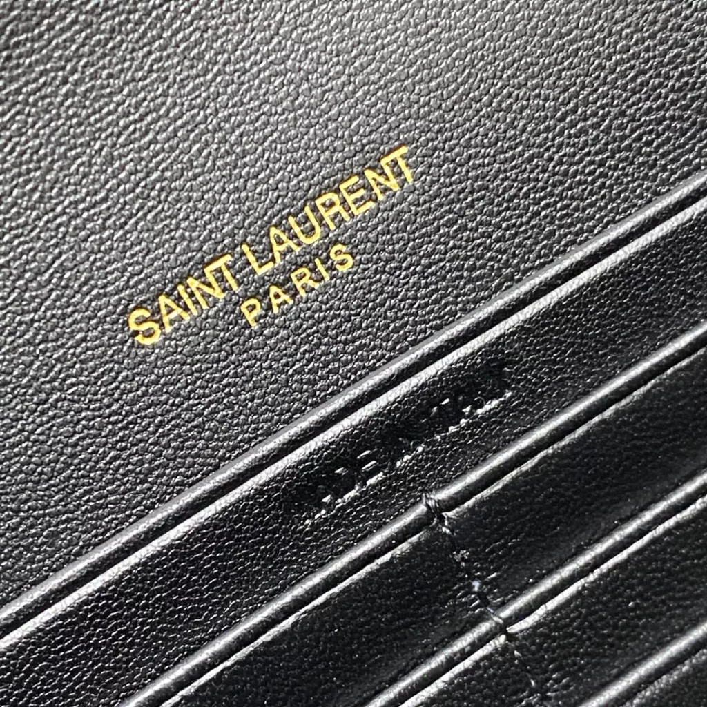 Black sheepskin/goldNew LE CASSANDRE smooth leather envelope chain wallet, made of imported Italian lambskin, feel soft! Flip wallet on the front, decorated with three-color metal logo is super beautiful! Inside LECASSANDRE: Six card slots, a banknote slot, a main compartment, a zipper change bag, practical and stylish!Model: 743050【 Original leather 】Size: 19x12.5x3.5cm