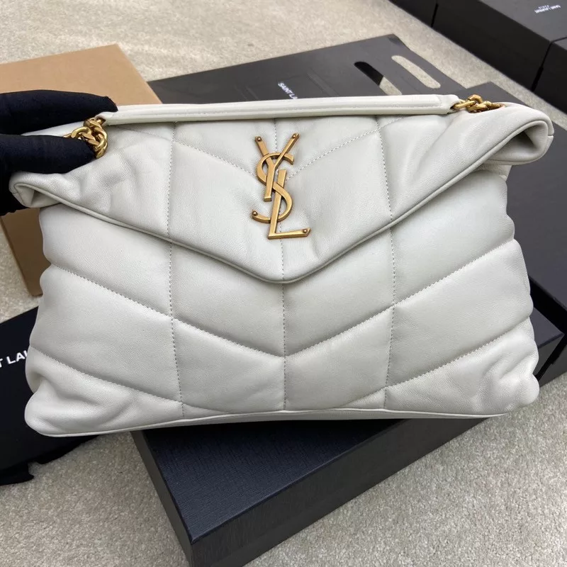 White sheepskin/antique goldloulou puffer large quilted lamb leather bag, made of authentic leather, feel soft and delicate, like embracing clouds ☁️ ✨ The classic Y logo, chain and eyelet hardware are all made of barkin matte silver hardware, the bag opening is folded and sealed with magnetic four-button, first-class sealing and safety 👍Size: 35*23*13.5cm Model: 577475【 Original leather 】