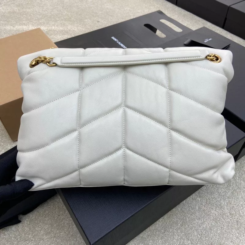 White sheepskin/antique goldloulou puffer large quilted lamb leather bag, made of authentic leather, feel soft and delicate, like embracing clouds ☁️ ✨ The classic Y logo, chain and eyelet hardware are all made of barkin matte silver hardware, the bag opening is folded and sealed with magnetic four-button, first-class sealing and safety 👍Size: 35*23*13.5cm Model: 577475【 Original leather 】