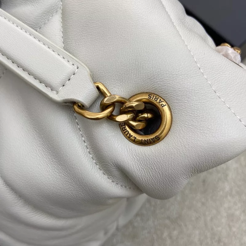 White sheepskin/antique goldloulou puffer large quilted lamb leather bag, made of authentic leather, feel soft and delicate, like embracing clouds ☁️ ✨ The classic Y logo, chain and eyelet hardware are all made of barkin matte silver hardware, the bag opening is folded and sealed with magnetic four-button, first-class sealing and safety 👍Size: 35*23*13.5cm Model: 577475【 Original leather 】