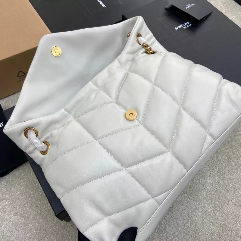 White sheepskin/antique goldloulou puffer large quilted lamb leather bag, made of authentic leather, feel soft and delicate, like embracing clouds ☁️ ✨ The classic Y logo, chain and eyelet hardware are all made of barkin matte silver hardware, the bag opening is folded and sealed with magnetic four-button, first-class sealing and safety 👍Size: 35*23*13.5cm Model: 577475【 Original leather 】