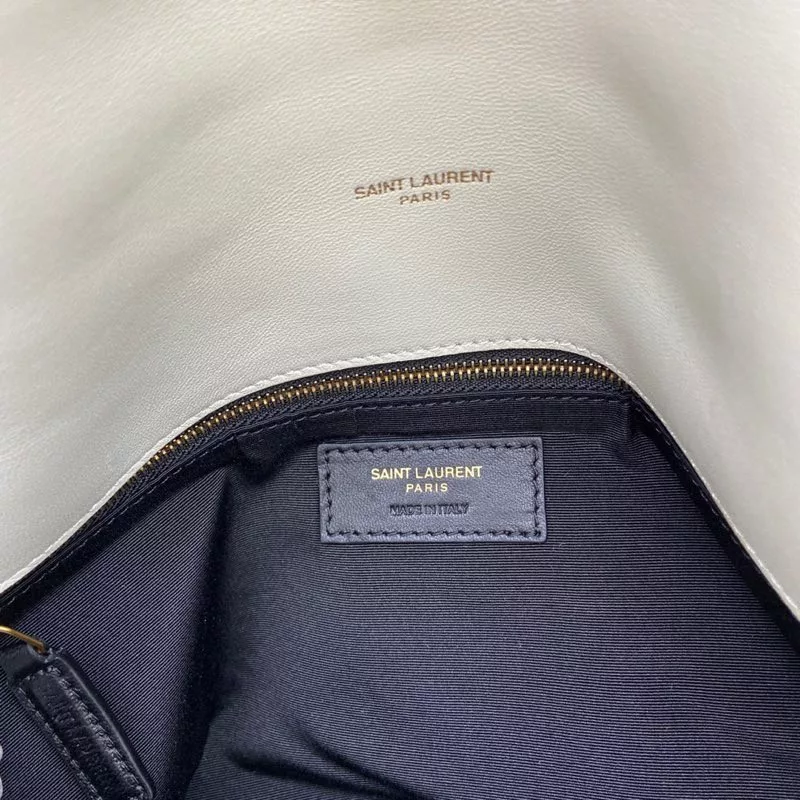 White sheepskin/antique goldloulou puffer large quilted lamb leather bag, made of authentic leather, feel soft and delicate, like embracing clouds ☁️ ✨ The classic Y logo, chain and eyelet hardware are all made of barkin matte silver hardware, the bag opening is folded and sealed with magnetic four-button, first-class sealing and safety 👍Size: 35*23*13.5cm Model: 577475【 Original leather 】