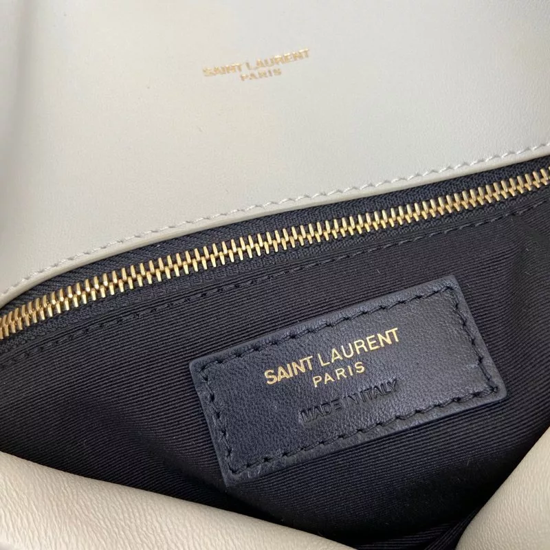 White sheepskin/antique goldloulou puffer large quilted lamb leather bag, made of authentic leather, feel soft and delicate, like embracing clouds ☁️ ✨ The classic Y logo, chain and eyelet hardware are all made of barkin matte silver hardware, the bag opening is folded and sealed with magnetic four-button, first-class sealing and safety 👍Size: 35*23*13.5cm Model: 577475【 Original leather 】
