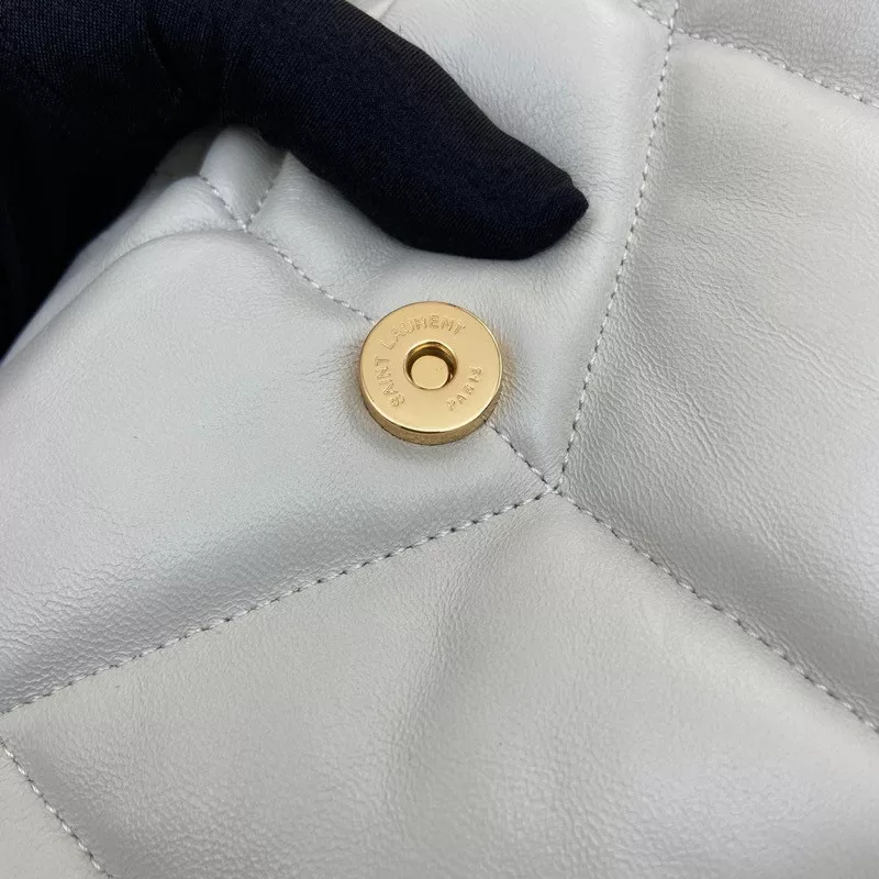 White sheepskin/antique goldloulou puffer large quilted lamb leather bag, made of authentic leather, feel soft and delicate, like embracing clouds ☁️ ✨ The classic Y logo, chain and eyelet hardware are all made of barkin matte silver hardware, the bag opening is folded and sealed with magnetic four-button, first-class sealing and safety 👍Size: 35*23*13.5cm Model: 577475【 Original leather 】