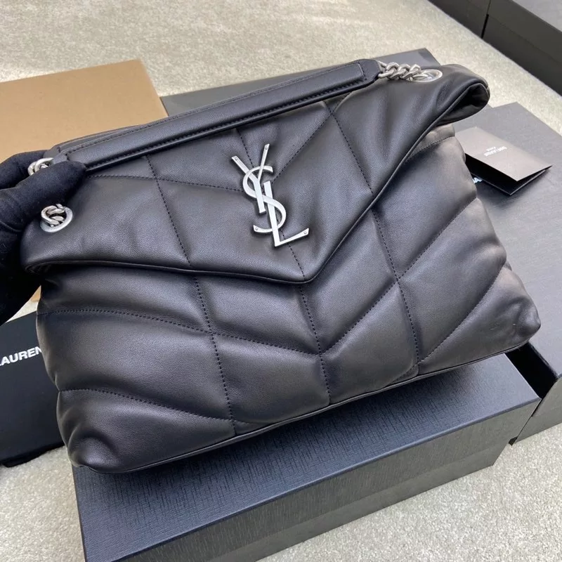 Black sheepskin/Silver hardwareloulou puffer large quilted lambskin bag, made of authentic leather, feel soft and delicate, like embracing clouds ☁️; The classic Y logo, chain and button-hole hardware are all made of barkin matte silver hardware. The bag opening is folded and sealed with magnetic four-button, which has first-class tightness and safety 👍Size: 35*23*13.5cmModel: 577475【 Original leather 】