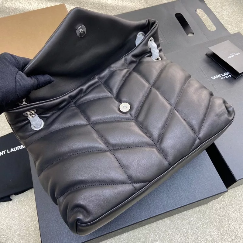 Black sheepskin/Silver hardwareloulou puffer large quilted lambskin bag, made of authentic leather, feel soft and delicate, like embracing clouds ☁️; The classic Y logo, chain and button-hole hardware are all made of barkin matte silver hardware. The bag opening is folded and sealed with magnetic four-button, which has first-class tightness and safety 👍Size: 35*23*13.5cmModel: 577475【 Original leather 】