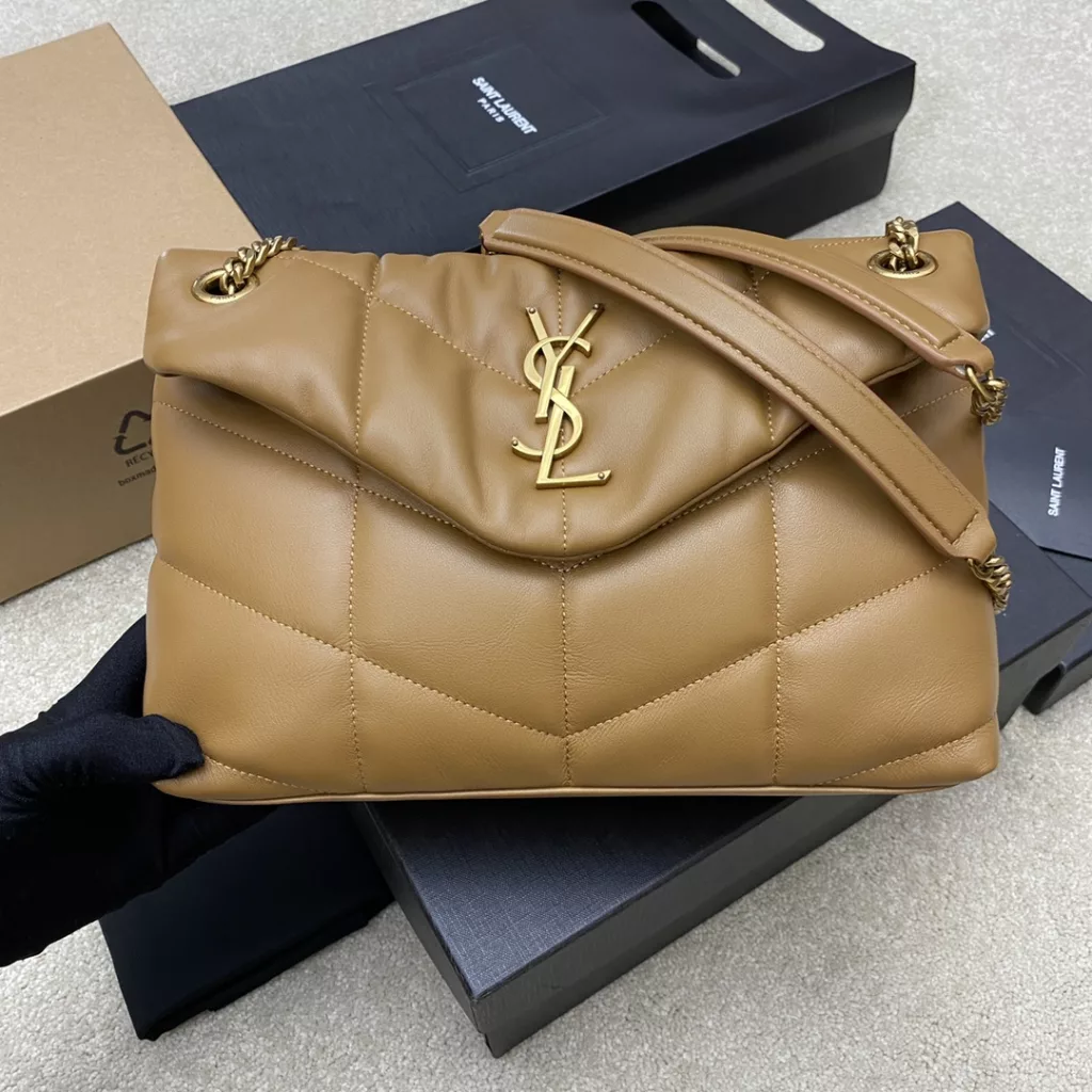 Caramel sheepskin/goldLOULOU PUFFER medium quilted lamb leather bag, made of authentic leather from the original factory, feels soft and delicate, like hugging clouds ☁ The classic Y logo, chain and eyelet hardware are all made of barkin matte silver hardware, the bag opening is folded and sealed with magnetic four-button, which provides first-class sealing and safety Size: 29x17x11cm Model: 577476【 Original leather 】