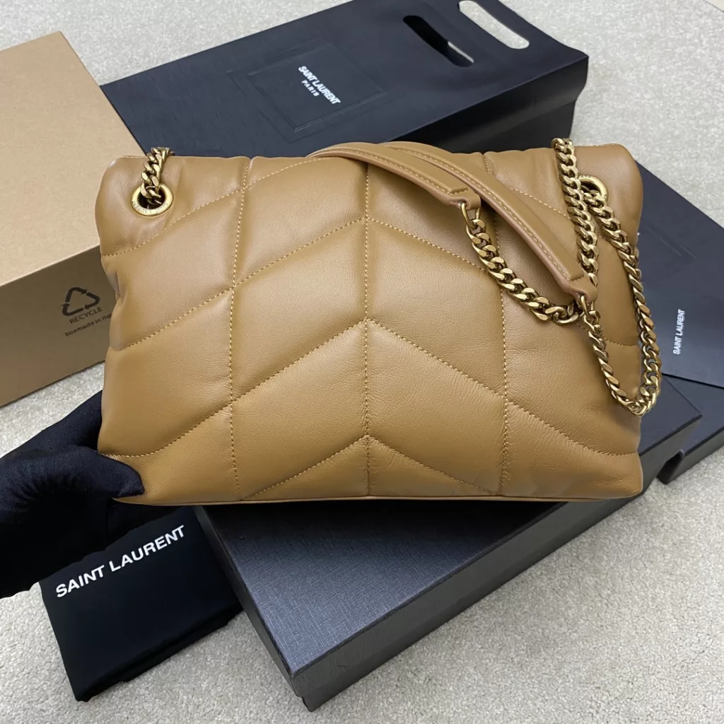 Caramel sheepskin/goldLOULOU PUFFER medium quilted lamb leather bag, made of authentic leather from the original factory, feels soft and delicate, like hugging clouds ☁ The classic Y logo, chain and eyelet hardware are all made of barkin matte silver hardware, the bag opening is folded and sealed with magnetic four-button, which provides first-class sealing and safety Size: 29x17x11cm Model: 577476【 Original leather 】