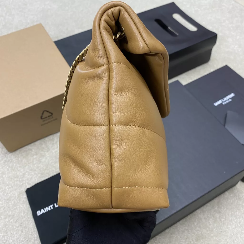 Caramel sheepskin/goldLOULOU PUFFER medium quilted lamb leather bag, made of authentic leather from the original factory, feels soft and delicate, like hugging clouds ☁ The classic Y logo, chain and eyelet hardware are all made of barkin matte silver hardware, the bag opening is folded and sealed with magnetic four-button, which provides first-class sealing and safety Size: 29x17x11cm Model: 577476【 Original leather 】