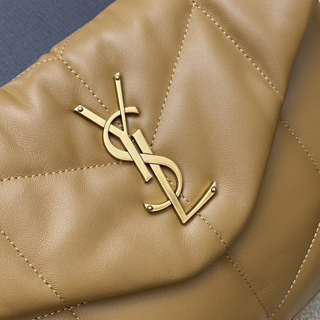 Caramel sheepskin/goldLOULOU PUFFER medium quilted lamb leather bag, made of authentic leather from the original factory, feels soft and delicate, like hugging clouds ☁ The classic Y logo, chain and eyelet hardware are all made of barkin matte silver hardware, the bag opening is folded and sealed with magnetic four-button, which provides first-class sealing and safety Size: 29x17x11cm Model: 577476【 Original leather 】