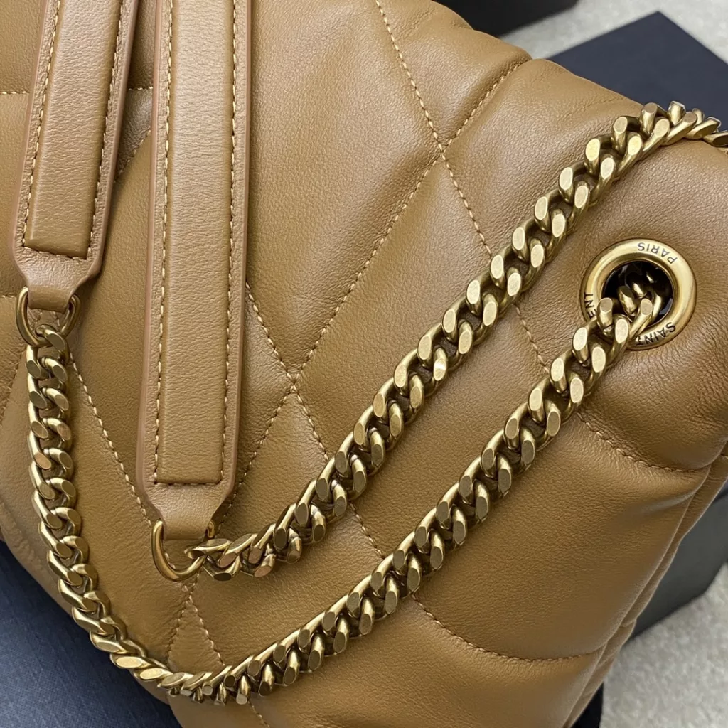 Caramel sheepskin/goldLOULOU PUFFER medium quilted lamb leather bag, made of authentic leather from the original factory, feels soft and delicate, like hugging clouds ☁ The classic Y logo, chain and eyelet hardware are all made of barkin matte silver hardware, the bag opening is folded and sealed with magnetic four-button, which provides first-class sealing and safety Size: 29x17x11cm Model: 577476【 Original leather 】