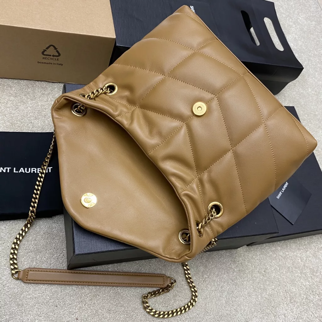 Caramel sheepskin/goldLOULOU PUFFER medium quilted lamb leather bag, made of authentic leather from the original factory, feels soft and delicate, like hugging clouds ☁ The classic Y logo, chain and eyelet hardware are all made of barkin matte silver hardware, the bag opening is folded and sealed with magnetic four-button, which provides first-class sealing and safety Size: 29x17x11cm Model: 577476【 Original leather 】