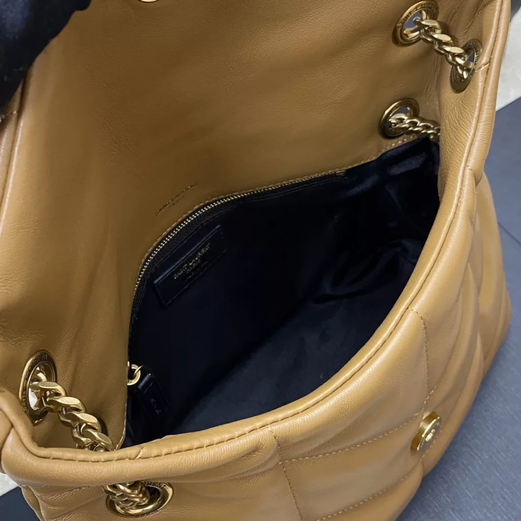 Caramel sheepskin/goldLOULOU PUFFER medium quilted lamb leather bag, made of authentic leather from the original factory, feels soft and delicate, like hugging clouds ☁ The classic Y logo, chain and eyelet hardware are all made of barkin matte silver hardware, the bag opening is folded and sealed with magnetic four-button, which provides first-class sealing and safety Size: 29x17x11cm Model: 577476【 Original leather 】