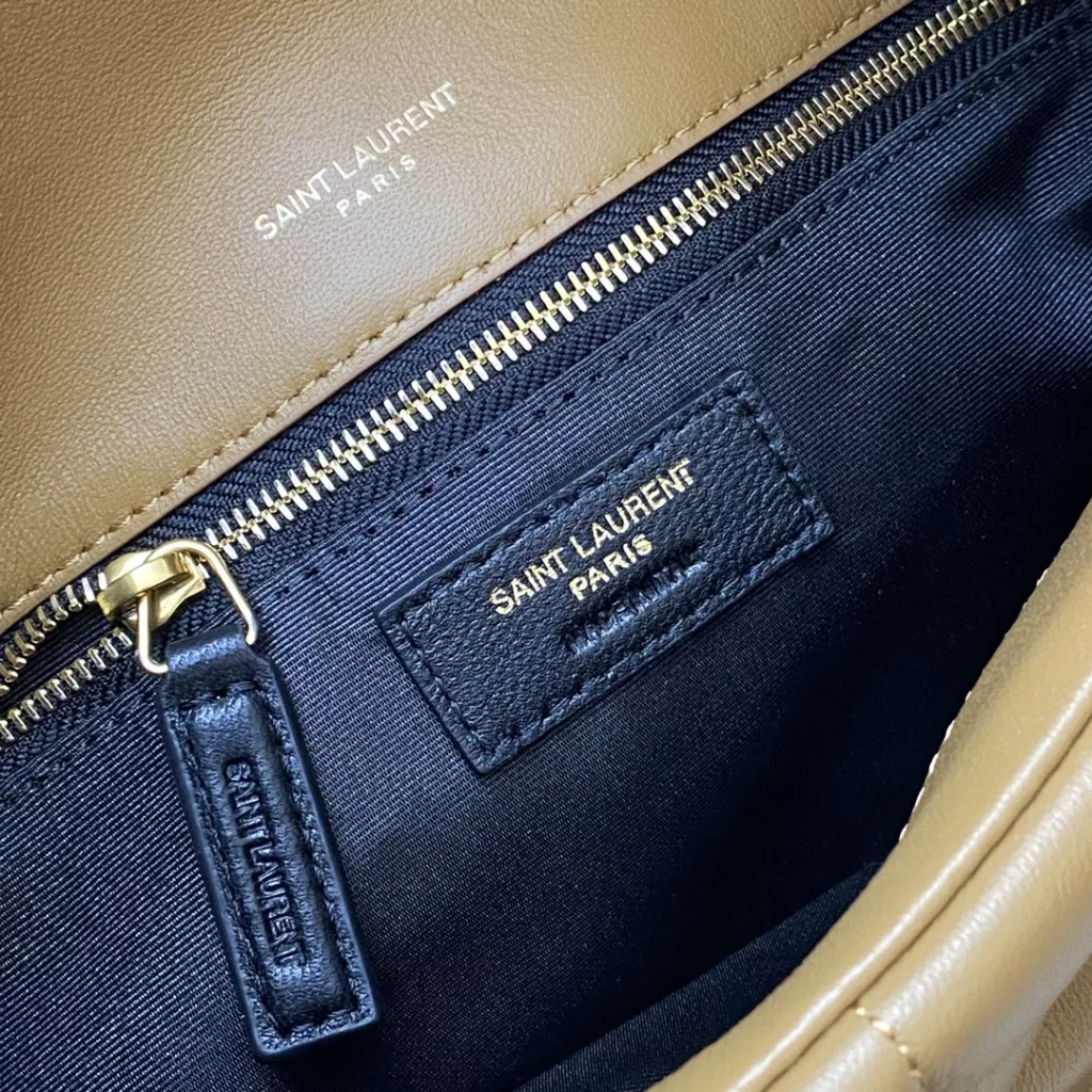 Caramel sheepskin/goldLOULOU PUFFER medium quilted lamb leather bag, made of authentic leather from the original factory, feels soft and delicate, like hugging clouds ☁ The classic Y logo, chain and eyelet hardware are all made of barkin matte silver hardware, the bag opening is folded and sealed with magnetic four-button, which provides first-class sealing and safety Size: 29x17x11cm Model: 577476【 Original leather 】