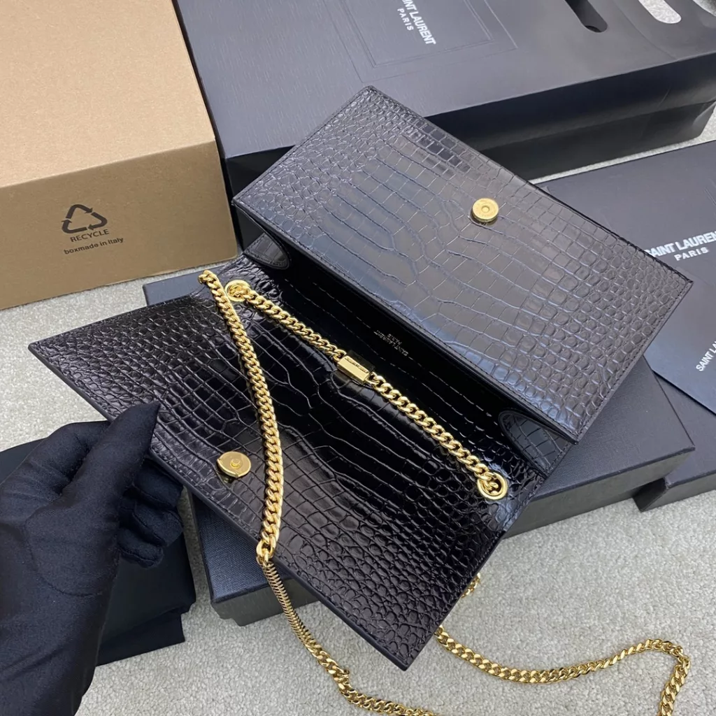 Black Alligator/GoldThe most classic style Kate chain crossbody bag! Every girl's wardrobe must have a versatile style! High quality, original South African leather, scratch resistant, no need to care and trust me kate is a timeless classicModel: 354021  Size: 24*14.5*5.5cm
