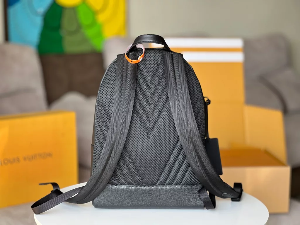 M57079 Black Aerogram Backpack with elegant temperament innovation trend choice. The fine calfskin is as soft as old aviation letterhead and adorned with a matte metal logo. The main compartment and clamshell front bag provide ample accompanying space for weekend getaways or city excursions. Dimensions: 43 x 30 x 14 cm