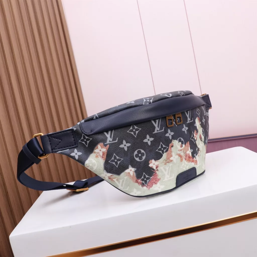【DISCOVERY Waist Pack 】 m23905 Blue (Flame silk screen)This DiscoveryLy waist pack, from the Spring/Summer 2024 collection, takes inspiration from the avant-garde appeal of bleach Tannin, contrasting a deep Monogram canvas with a light pattern to trace the remnants of paper burning in a campfire. Elegant old metal pieces to add eye-catching effect.  Dimensions: 44 x 15 x 9 cm